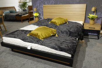 Komoda Krištof KD371 zaujme nielen svojim nadčasovým dizajnom, prepracovanými detailami ale aj použitými materiálmi. Osloví zástancov moderných trednov a milovnikov industriálneho štýlu. Tento luxusný nábytok je navrhnutý v kombinácii kovu a prírodného dubového masívu. Detailné prepracovanie, kvalitné materiály a dizajn sa stane zárukou Vašej spokojnosti.Konštrukcia nábytku je vyrobená z kovu, vo farebnom prevedení čierna matná. Na čielkach sú umiestnené úchyty v rovnakom materiálovom a farebnom prevedení ako konštrukcia. Drevené časti sú vyrobené z kvalitného masívneho dreva vo farebnom prevedení prírodný dub. Viditeľnosť štruktúry dreva vytvára efektný vzor a spája viacero prírodných odtieňov masívu. Farba na zakúpenom výrobku môže mať preto odchylky od zobrazenia na fotografii.Komoda je šuplíková a ponúka 6 praktických šuplíkov, umiestnených v dvoch radoch. Rozmery (š/v/h): 135 x 100 x 42 cm. Dodávame zmontované.V našej ponuke nájdete aj ďalšie prvky z kolekcie nábytku KRIŠTOF, ktorý so sebou prináša nekonvenčnosť a vzdušnosť. Výnimočné prevedenie osloví aj najnáročnejšých zákazníkov. 