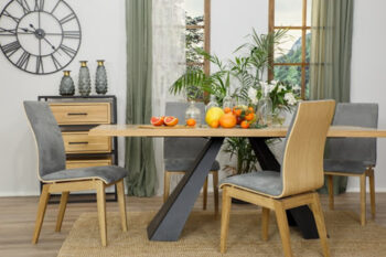 Komoda Krištof KD371 zaujme nielen svojim nadčasovým dizajnom, prepracovanými detailami ale aj použitými materiálmi. Osloví zástancov moderných trednov a milovnikov industriálneho štýlu. Tento luxusný nábytok je navrhnutý v kombinácii kovu a prírodného dubového masívu. Detailné prepracovanie, kvalitné materiály a dizajn sa stane zárukou Vašej spokojnosti.Konštrukcia nábytku je vyrobená z kovu, vo farebnom prevedení čierna matná. Na čielkach sú umiestnené úchyty v rovnakom materiálovom a farebnom prevedení ako konštrukcia. Drevené časti sú vyrobené z kvalitného masívneho dreva vo farebnom prevedení prírodný dub. Viditeľnosť štruktúry dreva vytvára efektný vzor a spája viacero prírodných odtieňov masívu. Farba na zakúpenom výrobku môže mať preto odchylky od zobrazenia na fotografii.Komoda je šuplíková a ponúka 6 praktických šuplíkov, umiestnených v dvoch radoch. Rozmery (š/v/h): 135 x 100 x 42 cm. Dodávame zmontované.V našej ponuke nájdete aj ďalšie prvky z kolekcie nábytku KRIŠTOF, ktorý so sebou prináša nekonvenčnosť a vzdušnosť. Výnimočné prevedenie osloví aj najnáročnejšých zákazníkov. 