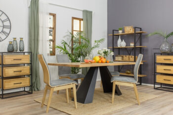 Komoda Krištof KD371 zaujme nielen svojim nadčasovým dizajnom, prepracovanými detailami ale aj použitými materiálmi. Osloví zástancov moderných trednov a milovnikov industriálneho štýlu. Tento luxusný nábytok je navrhnutý v kombinácii kovu a prírodného dubového masívu. Detailné prepracovanie, kvalitné materiály a dizajn sa stane zárukou Vašej spokojnosti.Konštrukcia nábytku je vyrobená z kovu, vo farebnom prevedení čierna matná. Na čielkach sú umiestnené úchyty v rovnakom materiálovom a farebnom prevedení ako konštrukcia. Drevené časti sú vyrobené z kvalitného masívneho dreva vo farebnom prevedení prírodný dub. Viditeľnosť štruktúry dreva vytvára efektný vzor a spája viacero prírodných odtieňov masívu. Farba na zakúpenom výrobku môže mať preto odchylky od zobrazenia na fotografii.Komoda je šuplíková a ponúka 6 praktických šuplíkov, umiestnených v dvoch radoch. Rozmery (š/v/h): 135 x 100 x 42 cm. Dodávame zmontované.V našej ponuke nájdete aj ďalšie prvky z kolekcie nábytku KRIŠTOF, ktorý so sebou prináša nekonvenčnosť a vzdušnosť. Výnimočné prevedenie osloví aj najnáročnejšých zákazníkov. 