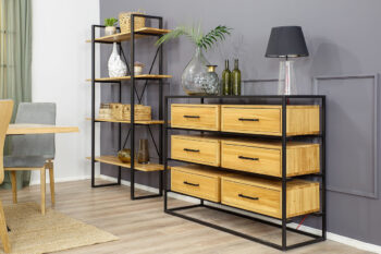 Komoda Krištof KD371 zaujme nielen svojim nadčasovým dizajnom, prepracovanými detailami ale aj použitými materiálmi. Osloví zástancov moderných trednov a milovnikov industriálneho štýlu. Tento luxusný nábytok je navrhnutý v kombinácii kovu a prírodného dubového masívu. Detailné prepracovanie, kvalitné materiály a dizajn sa stane zárukou Vašej spokojnosti.Konštrukcia nábytku je vyrobená z kovu, vo farebnom prevedení čierna matná. Na čielkach sú umiestnené úchyty v rovnakom materiálovom a farebnom prevedení ako konštrukcia. Drevené časti sú vyrobené z kvalitného masívneho dreva vo farebnom prevedení prírodný dub. Viditeľnosť štruktúry dreva vytvára efektný vzor a spája viacero prírodných odtieňov masívu. Farba na zakúpenom výrobku môže mať preto odchylky od zobrazenia na fotografii.Komoda je šuplíková a ponúka 6 praktických šuplíkov, umiestnených v dvoch radoch. Rozmery (š/v/h): 135 x 100 x 42 cm. Dodávame zmontované.V našej ponuke nájdete aj ďalšie prvky z kolekcie nábytku KRIŠTOF, ktorý so sebou prináša nekonvenčnosť a vzdušnosť. Výnimočné prevedenie osloví aj najnáročnejšých zákazníkov. 