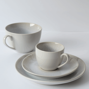 Kávová podšálka Gaya Elements North je inšpirovaná zimnou krajinou, ktorá vnáša do stolovania jemnú eleganciu a prírodnú krásu. Matný povrch a ľadový efekt vytvárajú jedinečný vizuálny dojem, ktorý podčiarkne atmosféru vášho obľúbeného horúceho nápoja. Doprajte si chvíle pohody s podšálkou, ktorá spája estetiku s praktickosťou.