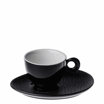 Kávová podšálka v trojuholníkovom tvare v kombinácii čiernej a sivej farbyje súčasťou kolekcie štruktúrovaného porcelánu z konceptu Flow. Povrchová úprava tohto porcelánu je kombináciou lesklej a matnej farby, vďaka čomu je vytvorený mimoriadne zaujímavý dizajn, ktorý spolu s ostatnými kúskami tejto kolekcie a príbormi v čiernom prevedení ponúka netradičné možnosti v rámci stolovania.