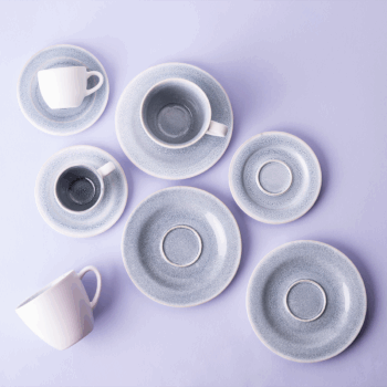 Navonok je matný a vnútri lesklý. Unikátny porcelán z línie Gaya Ateliér Glacial Ice. Jeho farebná časť vyzerá ako povrch zamrznutého jazera. Mráz dokáže v prírode vytvoriť unikátne vzory. Rovnako jedinečný je aj motív každého kusu porcelánu v tejto línii. Vychutnajte si svoju kávu štýlovo v šálkach s uškom a podšálkou. Stačí sa rozhodnúť, či máte chuť na espresso alebo americano. Vďaka reaktívnej glazúre je každý kus originál, preto sa farebným odtieňom či vzorom môže líšiť od produktu na fotografii. Set obsahuje : 4x šálka na kávu (250 ml) 4x kávová podšálka (15,5cm) 4x mokka šálka (90 ml) 4x mokka podšálka (12cm)