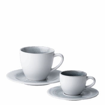Navonok je matný a vnútri lesklý. Unikátny porcelán z línie Gaya Ateliér Glacial Ice. Jeho farebná časť vyzerá ako povrch zamrznutého jazera. Mráz dokáže v prírode vytvoriť unikátne vzory. Rovnako jedinečný je aj motív každého kusu porcelánu v tejto línii. Vychutnajte si svoju kávu štýlovo v šálkach s uškom a podšálkou. Stačí sa rozhodnúť, či máte chuť na espresso alebo americano. Vďaka reaktívnej glazúre je každý kus originál, preto sa farebným odtieňom či vzorom môže líšiť od produktu na fotografii. Set obsahuje : 4x šálka na kávu (250 ml) 4x kávová podšálka (15,5cm) 4x mokka šálka (90 ml) 4x mokka podšálka (12cm)