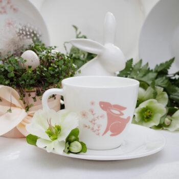 Vychutnajte si radosť zo sviatočných chvíľ s touto elegantnou šálkou z kolekcie Premium Platinum Line Easter. Táto štýlová šálka na čaj, kávu či horúcu čokoládu, vyrobená z Bone China porcelánu, je zdobená jemnými jarnými motívmi, ktoré vnesú do vášho stolovania sviežosť a harmóniu. Set obsahuje: 1× šálka na kávu (250 ml) 1× podšálka (15,5 cm)