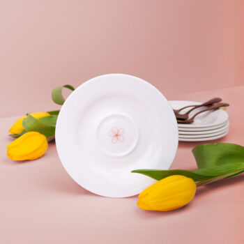 Vychutnajte si radosť zo sviatočných chvíľ s touto elegantnou šálkou z kolekcie Premium Platinum Line Easter. Táto štýlová šálka na čaj, kávu či horúcu čokoládu, vyrobená z Bone China porcelánu, je zdobená jemnými jarnými motívmi, ktoré vnesú do vášho stolovania sviežosť a harmóniu. Set obsahuje: 1× šálka na kávu (250 ml) 1× podšálka (15,5 cm)