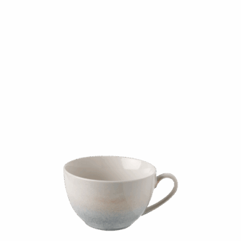Kávový set z kolekcie Elements Vulcano Sand la brise je oslavou leta. Charakteristickým prvkom tejto kolekcie je jemný prechod farieb od teplých pieskových tónov po chladnejšie sivomodré, ktorý vytvárajú elegantný a harmonický vizuálny efekt. Precízna textúra a unikátna reaktívna glazúra podčiarkujú originalitu každého kusu, vďaka čomu je každý set jedinečný. Set obsahuje: 4x kávová šálka 220 ml 4x kávová podšálka 15,5 cm