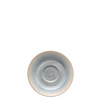 Kávový set z kolekcie Elements Vulcano Sand la brise je oslavou leta. Charakteristickým prvkom tejto kolekcie je jemný prechod farieb od teplých pieskových tónov po chladnejšie sivomodré, ktorý vytvárajú elegantný a harmonický vizuálny efekt. Precízna textúra a unikátna reaktívna glazúra podčiarkujú originalitu každého kusu, vďaka čomu je každý set jedinečný. Set obsahuje: 4x kávová šálka 220 ml 4x kávová podšálka 15,5 cm