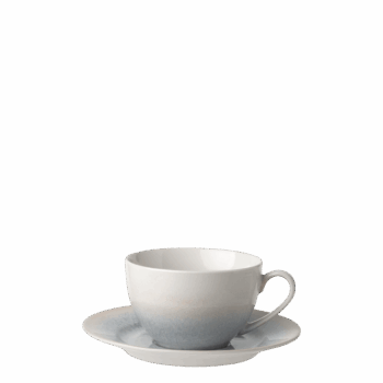 Kávový set z kolekcie Elements Vulcano Sand la brise je oslavou leta. Charakteristickým prvkom tejto kolekcie je jemný prechod farieb od teplých pieskových tónov po chladnejšie sivomodré, ktorý vytvárajú elegantný a harmonický vizuálny efekt. Precízna textúra a unikátna reaktívna glazúra podčiarkujú originalitu každého kusu, vďaka čomu je každý set jedinečný. Set obsahuje: 4x kávová šálka 220 ml 4x kávová podšálka 15,5 cm
