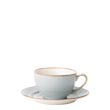 Východ slnka spoza morskej hladiny je jeden z najkrajších pohľadov, aké sa nám v živote naskytnú. Keramická šálka z kolekcie Elements Day vám tento nezameniteľný zážitok pripomenie. Jemne modrastá glazúra vzbudzuje dojem, že sa dívate na pokojné more. Hnedý okraj symbolizuje začínajúci slnečný svit. Pitie kávy sa vám tak spojí s očarujúcimi ránami na letnej dovolenke. Vďaka reaktívnej glazúre je každý kus originál, preto sa farebným odtieňom či vzorom môže líšiť od produktu na fotografii. Set obsahuje: 4x kávová šálka 220 ml 4x kávová podšálka 15,5 cm