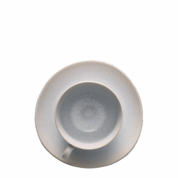 V zimných dňoch je malý dúšok horúcej kávy pohladením duše. Rovnako ako pohľad na okolitú zamrznutú krajinu. Keramická šálka z kolekcie Elements North Organic, ktorej vnútro pripomína ľadovú námrazu, je spojením oboch zážitkov počas celého roka. Mrazivým bonusom je podšálka, ktorá dopĺňa špeciálny dizajn. Vďaka reaktívnej glazúre je každý kus originál, preto sa farebným odtieňom či vzorom môže líšiť od produktu na fotografii. Set obsahuje: 4x kávová šálka 220 ml 4x kávová podšálka 15,5 cm