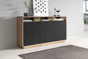 Elegantný sektorový nábytok ARTON je vhodný do moderných dizajnových priestorov. Vyznačuje sa kontrastnými farbami, zaoblenými hranami a pevnou konštrukciou. Sektor ARTON je vyrobený z kvalitnej certifikovanej drevotriesky, ktorá je odolná voči škrabancom a UV žiareniu. Do výklenkov je možnosť doobjednať si LED osvetlenie. Komoda ARTON 26 je priestraný kus nábytku, ktorý vďaka fenomenálnym farbám získava mnoho priaznivcov. Komoda má troje dvierka, tri zásuvky a tri výklenky, kde si pohodlne uložíte všetky svoje predmety. Materiál: LTD, zaoblené rohy s MDFFarebné prevedenie: taurus/čierny matRozmer: (ŠxVxH) 180 x 95 x 40 cmNábytok je dodávaný v demonte.