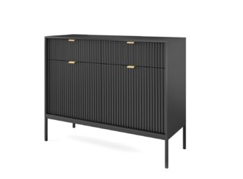 Dizajnový sektor NEW dodá Vašej obývacej miestnosti štýl. Pri sektore NEW sú použité najnovšie trendy v dizajne nábytku a kvalitný materiál. Korpus je vyrobený z 16mm LTD odolnej voči poškriabaniu, na dvierkach je použitá 18mm MDF riflovaná doska a úchyty sú hliníkové v zlatom farebnom prevedení. Všetky hrany sektoru NEW sú chránené ABS páskou.Komoda KSZ104 má dvoje dvierka za ktorými sa nachádzajú praktické police a dve zásuvky.Materiál: 16mm LTD, ABS hrany, hliníkové zlaté úchyty, 18mm MDF riflovaná doska na dvierkachRozmer (ŠxVxH) : 104 x 83 x 39 cmVýška nožičiek: 20 cm Farebné prevedenie : čiernaDodávame v demonte.