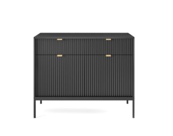 Dizajnový sektor NEW dodá Vašej obývacej miestnosti štýl. Pri sektore NEW sú použité najnovšie trendy v dizajne nábytku a kvalitný materiál. Korpus je vyrobený z 16mm LTD odolnej voči poškriabaniu, na dvierkach je použitá 18mm MDF riflovaná doska a úchyty sú hliníkové v zlatom farebnom prevedení. Všetky hrany sektoru NEW sú chránené ABS páskou.Komoda KSZ104 má dvoje dvierka za ktorými sa nachádzajú praktické police a dve zásuvky.Materiál: 16mm LTD, ABS hrany, hliníkové zlaté úchyty, 18mm MDF riflovaná doska na dvierkachRozmer (ŠxVxH) : 104 x 83 x 39 cmVýška nožičiek: 20 cm Farebné prevedenie : čiernaDodávame v demonte.
