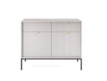 Dizajnový sektor NEW dodá Vašej obývacej miestnosti štýl. Pri sektore NEW sú použité najnovšie trendy v dizajne nábytku a kvalitný materiál. Korpus je vyrobený z 16mm LTD odolnej voči poškriabaniu, na dvierkach je použitá 18mm MDF riflovaná doska a úchyty sú hliníkové v zlatom farebnom prevedení. Všetky hrany sektoru NEW sú chránené ABS páskou.Komoda KSZ104 má dvoje dvierka za ktorými sa nachádzajú praktické police a dve zásuvky.Materiál: 16mm LTD, ABS hrany, hliníkové zlaté úchyty, 18mm MDF riflovaná doska na dvierkachRozmer (ŠxVxH) : 104 x 83 x 39 cmVýška nožičiek: 20 cm Farebné prevedenie : siváDodávame v demonte.