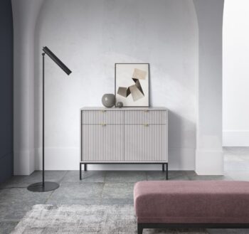 Dizajnový sektor NEW dodá Vašej obývacej miestnosti štýl. Pri sektore NEW sú použité najnovšie trendy v dizajne nábytku a kvalitný materiál. Korpus je vyrobený z 16mm LTD odolnej voči poškriabaniu, na dvierkach je použitá 18mm MDF riflovaná doska a úchyty sú hliníkové v zlatom farebnom prevedení. Všetky hrany sektoru NEW sú chránené ABS páskou.Komoda KSZ104 má dvoje dvierka za ktorými sa nachádzajú praktické police a dve zásuvky.Materiál: 16mm LTD, ABS hrany, hliníkové zlaté úchyty, 18mm MDF riflovaná doska na dvierkachRozmer (ŠxVxH) : 104 x 83 x 39 cmVýška nožičiek: 20 cm Farebné prevedenie : siváDodávame v demonte.
