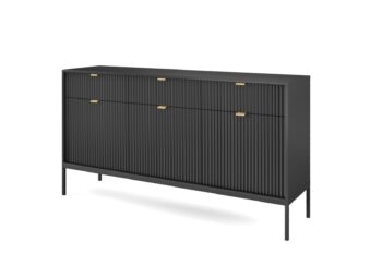 Dizajnový sektor NEW dodá Vašej obývacej miestnosti štýl. Pri sektore NEW sú použité najnovšie trendy v dizajne nábytku a kvalitný materiál. Korpus je vyrobený z 16mm LTD odolnej voči poškriabaniu, na dvierkach je použitá 18mm MDF riflovaná doska a úchyty sú hliníkové v zlatom farebnom prevedení. Všetky hrany sektoru NEW sú chránené ABS páskou.Komoda NEW KSZ154 má troje dvierka za ktorými si praktické police, kde si môžete uložiť všetky svoje potrebné dokumenty a tri zásuvky. Materiál: 16mm LTD, ABS hrany, hliníkové zlaté úchyty, 18mm MDF riflovaná doska na dvierkachRozmer (ŠxVxH) : 154 x 83 x 39 cmVýška nožičiek: 20 cm Farebné prevedenie : čiernaDodávame v demonte.