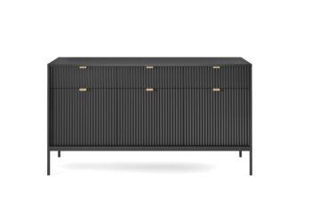 Dizajnový sektor NEW dodá Vašej obývacej miestnosti štýl. Pri sektore NEW sú použité najnovšie trendy v dizajne nábytku a kvalitný materiál. Korpus je vyrobený z 16mm LTD odolnej voči poškriabaniu, na dvierkach je použitá 18mm MDF riflovaná doska a úchyty sú hliníkové v zlatom farebnom prevedení. Všetky hrany sektoru NEW sú chránené ABS páskou.Komoda NEW KSZ154 má troje dvierka za ktorými si praktické police, kde si môžete uložiť všetky svoje potrebné dokumenty a tri zásuvky. Materiál: 16mm LTD, ABS hrany, hliníkové zlaté úchyty, 18mm MDF riflovaná doska na dvierkachRozmer (ŠxVxH) : 154 x 83 x 39 cmVýška nožičiek: 20 cm Farebné prevedenie : čiernaDodávame v demonte.