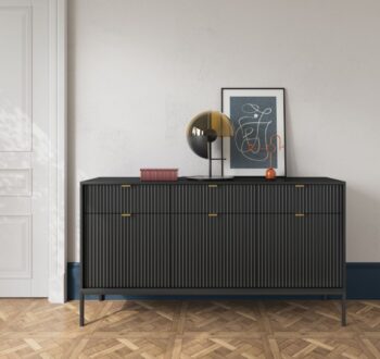Dizajnový sektor NEW dodá Vašej obývacej miestnosti štýl. Pri sektore NEW sú použité najnovšie trendy v dizajne nábytku a kvalitný materiál. Korpus je vyrobený z 16mm LTD odolnej voči poškriabaniu, na dvierkach je použitá 18mm MDF riflovaná doska a úchyty sú hliníkové v zlatom farebnom prevedení. Všetky hrany sektoru NEW sú chránené ABS páskou.Komoda NEW KSZ154 má troje dvierka za ktorými si praktické police, kde si môžete uložiť všetky svoje potrebné dokumenty a tri zásuvky. Materiál: 16mm LTD, ABS hrany, hliníkové zlaté úchyty, 18mm MDF riflovaná doska na dvierkachRozmer (ŠxVxH) : 154 x 83 x 39 cmVýška nožičiek: 20 cm Farebné prevedenie : čiernaDodávame v demonte.