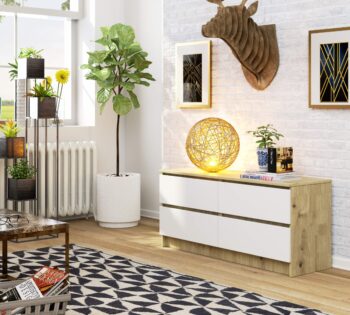 Komoda OTILIE120: Elegantná kombinácia duba Artisan a bielej Moderný nábytok, ktorý kombinuje klasické tóny s aktuálnymi trendmi? Predstavujeme vám OTILIE120 – komodu, ktorá spája farebný kontrast duba Artisan a čisté biele.  Typ tovaru: Komoda, skrinka Miestnosť: Ideálna voľba pre spálne aj obývacie izby Materiál: LTD – garantuje dlhú životnosť a jednoduchú údržbu  Rozmer: 55 x 120 x 40 cm – praktická veľkosť, ktorá ponúka dostatok úložného priestoru Farba: Elegantná kombinácia duba Artisan a bielej, ktorá sa stane stredom pozornosti vášho interiéru Vybavenie: 4 priestranné zásuvky na uskladnenie osobných vecí  Vďaka svojej farebnej kombinácii a funkčnému dizajnu je komoda OTILIE120 ideálnym doplnkom pre rôzne štýly bývania. Jej štyri zásuvky poskytujú dostatok miesta pre všetko potrebné, či už ide o knihy, oblečenie alebo iné predmety.