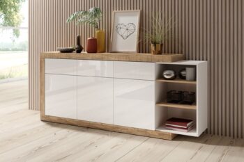 Sektorový nábytok SINATRA je určený pre ľudí , ktorí majú radi spojenie modernosti a elegancie. Biela lesklá dodáva sektoru ľahkosť a ideálne sa hodí k odtieňu dub sambdal. Sektor má pevnú konštrukciu a je vyrobený z kvalitných materiálov. Systém otvárania dvierok je push to open.Komoda SINATRA 25 má troje dvierka, tri zásuvky a 3 odkladacie police. Je ako stvorená do obývačky kde upúta pozornosť nejedného hosťa.Materiál : kvalitná certifikovaná drevotrieska odolná voči UV žiareniu a poškriabaniuFarebné prevedenie: dub samdal/bielaRozmer: (ŠxVxH) 200 x 86 x 40 cmNábytok je dodávaný v demonte.