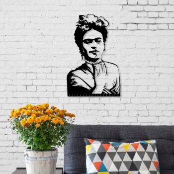 KAHLO - Kovová dekorácia inšpirovaná ikonou umenia Vstúpte do sveta vášne, farieb a odvahy s našou kovovou dekoráciou KAHLO. Inšpiráciu čerpáme z nezabudnuteľného odkazu Friedy Kahlo, jednej z najväčších ikon umenia 20. storočia.  Typ tovaru: Bytové doplnky a dekorácie Materiál: Kov Rozmer: 49 x 32 x 0.3 cm Farba: Čierna Štýl: Loftové, Industriálne Vhodné do: Obývacia izba, Spálňa  Táto kovová dekorácia KAHLO kombinuje moderný loftový a industriálny štýl s hlbokým a emotívnym posolstvom, ktoré symbolizuje život a dielo Friedy Kahlo. Čierna farba pridáva eleganciu a sofistikovanosť, zatiaľ čo dizajn hovorí o silnej ženskosti a odhodlaní. Či už ju umiestnite do obývacej izby alebo spálne, stane sa centrálnym bodom každého priestoru, pripomínajúcim silu a odvahu v každom z nás.