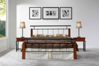 Elegantná manželská posteľ HERO 180 je určená do štýlovej spálne. Posteľ poskytuje luxusnú plochu na spanie s rozmerom 180 x 200. Do tejto postele odporúčame dokúpiť matrac s rozmerom 180 x 200 alebo dva kusy s rozmerom 90 x 200 cm. Rošt je v cene postele. (viď. obr)Kombinácia kovu a masívneho dreva tvorí harmonické spojenie dvoch materiálov. Drevené časti majú farebný odtieň čerešňa antická, kov je čierny.Výška čela pri hlave je 103,7 cm, pri nohách 63 cm. Rošt je vo výške 27,6 cm.Dodávame v demontovanom stave.