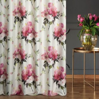 Krásny krémový zatemňujúci záves s motívom kvetov Dĺžka: 250 cm