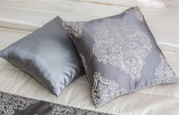 Krásny prehoz na posteľ sivo zlatý s prepracovaným vzorom Šírka: 200 cm | Dĺžka: 220 cm Šírka: 200 cm | Dĺžka: 220 cm