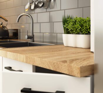Kuchynská linka COOK300 Potrebujete priestrannú a elegantnú kuchynskú linku? Spoznajte COOK300 - vrcholný model pre tých, ktorí chcú spojiť funkčnosť s moderným dizajnom.  Typ: Kuchynská linka Materiál: LTD Rozmery: 203 x 300 x 46 cm Farba: Biela  Tvar: Obdĺžnikový, rovný Vybavenie: 1 zásuvka a metalbox Šírka : 300 cm Počet políc: 16  Model COOK300 ponúka nielen ohromujúcu šírku 300 cm, ale aj 16 praktických políc, vďaka ktorým zorganizujete všetky kuchynské potreby. V kombinácii s jednou zásuvkou a metalboxom máte istotu, že všetko, čo potrebujete, bude mať svoje miesto. Čistá biela farba dodá vašej kuchyni svetlosť a vzdušnosť, zatiaľ čo kvalitný materiál LTD zaručuje dlhú životnosť a jednoduchú údržbu. Urobte svoju kuchyňu stredom domova s COOK300!