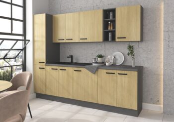 Štýlová kuchynská linka KOSTY 260 cm zaujme najmä netradičným vzorom rybia kosť na dvierkach. Je vyrobená z kvalitnej 16 mm hrubej LTD dosky, čierne kovové úchyty vytvárajú príjemný kontrast s béžovými dvierkami. Korpus je vo farbe antracit.Skrinky disponujú ABS hranami a majú funkciu tichého dovierania, nožičky sú nastaviteľné.Zostava obsahuje:Horné skrinky:vysoká potravinová skriňa 60 cmdvojdverová skriňa 80 cmjednodverová skriňa 40 cmotvorený regál 30 cmjednodverová skriňa 50 cm Dolné skrinky:dvojdverová drezová skrinka 80 cmjednodverová skrinka 40 cmdvojdverová skrinka 80 cm Súčasťou kuchynskej linky nie je drez, pracovná doska, ani spotrebiče.  Vďaka bohatej ponuke kuchynských skriniek z kolekcie KOSTY si vyskladáte štýlovú kuchyňu podľa svojich vlastných predstáv a potrieb.Dodávame v demonte.