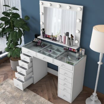 Toaletný stolík LABEL – elegancia a funkčnosť pre vašu spálňuToaletný stolík LABEL je perfektným doplnkom pre každú spálňu. Vďaka škandinávskemu štýlu a čistému dizajnu v bielej farbe prináša kombináciu elegancie a praktickosti. Ideálne pre každodenné skrášľovanie aj organizáciu kozmetických a osobných potrieb.Hlavné vlastnosti toaletného stolíka LABEL:Materiál: kvalitný melamín a VT laminát s hrúbkou 18 mm.Rozmery: 80 x 120 x 44,5 cm – kompaktný, ale dostatočne priestranný.Farba: čisto biela pre moderný a nadčasový vzhľad.Vybavenie: 13 praktických zásuviek a integrované zrkadlo.Štýl: škandinávsky, zameraný na jednoduchosť a funkčnosť.Tvar: obdĺžnikový, ideálny pre jednu osobu.Dodávame v demontovanom stave s prehľadným montážnym návodom.Toaletný stolík LABEL nielenže skvele vyzerá, ale taktiež ponúka dostatok úložného priestoru vďaka 13 zásuvkám. Zrkadlo integrované do dizajnu uľahčuje prípravy a dodáva stolíku ďalšiu praktickosť.Vytvorte si svoj vlastný kútik krásy s toaletným stolíkom LABEL!