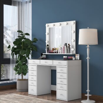 Toaletný stolík LABEL – elegancia a funkčnosť pre vašu spálňuToaletný stolík LABEL je perfektným doplnkom pre každú spálňu. Vďaka škandinávskemu štýlu a čistému dizajnu v bielej farbe prináša kombináciu elegancie a praktickosti. Ideálne pre každodenné skrášľovanie aj organizáciu kozmetických a osobných potrieb.Hlavné vlastnosti toaletného stolíka LABEL:Materiál: kvalitný melamín a VT laminát s hrúbkou 18 mm.Rozmery: 80 x 120 x 44,5 cm – kompaktný, ale dostatočne priestranný.Farba: čisto biela pre moderný a nadčasový vzhľad.Vybavenie: 13 praktických zásuviek a integrované zrkadlo.Štýl: škandinávsky, zameraný na jednoduchosť a funkčnosť.Tvar: obdĺžnikový, ideálny pre jednu osobu.Dodávame v demontovanom stave s prehľadným montážnym návodom.Toaletný stolík LABEL nielenže skvele vyzerá, ale taktiež ponúka dostatok úložného priestoru vďaka 13 zásuvkám. Zrkadlo integrované do dizajnu uľahčuje prípravy a dodáva stolíku ďalšiu praktickosť.Vytvorte si svoj vlastný kútik krásy s toaletným stolíkom LABEL!