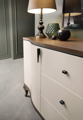 Jedinečným a praktickým kúskom Vašej obývačky sa stane rustikálna vitrína osvetlením LAGOS LA-W3. Rozmery vitríny sú (ŠxHxV): 142,2x50,7x205 cm. Vyrobená je v krásnom prevedení kašmír Lagos v kombinácii s dubom Lagos, ktoré spolu dokonale ladia. Dvierka skrine sú doplnené pre jednoduchšiu…