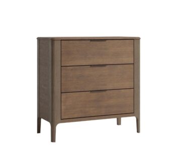 Komoda LAKE je dokonalým spojením elegancie a praktickosti, ideálnym pre každý moderný interiér. Táto komoda je vyrobená z masívneho dubového dreva vo farbe tmavého orecha, čo jej dodáva sofistikovaný a nadčasový vzhľad.Disponuje tromi priestrannými šuplíkmi, ktoré poskytujú dostatok úložného priestoru pre vaše veci. Jej kompaktné rozmery - výška 91 cm, šírka 90 cm a hĺbka 42 cm - zaisťujú, že sa komoda zmestí aj do menších priestorov bez toho, aby strácala na funkčnosti.Komoda LAKE stojí na elegantných nožičkách, ktoré jej dodávajú ľahkosť a moderný dizajn. Je to nielen praktický úložný priestor, ale aj štýlový doplnok do vášho domova.Zvoľte komodu LAKE a dodajte svojmu interiéru nádych luxusu a praktickosti!Dodávame v demontovanom stave.