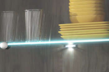 Nábytok LANA je nábytok moderného vzhľadu, ktorý Vám pomôže vytvoriť si domov, po ktorom túžite. Dokonalý dizajn mu dodávajú ostré hrany a farebné prevedenie dub riviera.Komoda LANA 46 prinesie Vášmu interiéru zaujímavý dizajn. Má dostatok úložného priestoru, v strede má tri poličky a po bokoch presklenné dvierka. Poslúži Vám na uloženie pohárov prípadne dizajnových alebo darčekových predmetov. Prinášame ju vo farbe dub riviera.Odporúčame dokúpiť podsvietenie LED na police, viď doporučenia. Komoda LANA Vám vytvorí príjemnú atmosféru počas rodinných večerov. Hodí sa do obývacích priestorov ale aj kancelárii.Komoda je vyrobená z kvalitnej LTD dosky, ktorá sa jednoducho udržiava. Má elegantné guľaté úchytky striebornej farby.Rozmery:- šírka: 155 cm,- výška: 130 cm,- hĺbka: 37 cm.Dodávame v demonte, pričom montáž je veľmi jednoduchá.