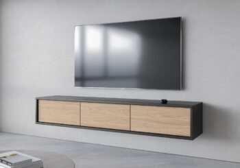 Televízny stolík LANNY vás zaujme svojimi jednoduchými líniami, atraktívnymi a moderným prevedením. Je vhodný do moderných obývacích priestorov.TV stolík je vyrobený z kvalitných LTD dosiek, ktoré sa jednoducho udržiavajú. TV stolík diposnuje tromi výklopnými priehradkami.Farba: antracit, dub.Rozmery:šírka: 180 cmvýška: 32 cmhĺbka: 36 cmDodávame v demontovanom stave. 