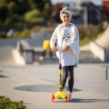 Detská kolobežka s osvetlením Laoma v žlto-oranžovom prevedení je ideálnym spoločníkom pre deti vo veku od 6 do 12 rokov. Táto moderná kolobežka značky KONDELA kombinuje štýlový dizajn s praktickými funkciami, ktoré zaručujú bezpečnosť a zábavu pri jazde.