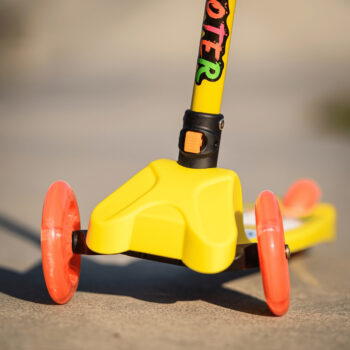 Detská kolobežka s osvetlením Laoma v žlto-oranžovom prevedení je ideálnym spoločníkom pre deti vo veku od 6 do 12 rokov. Táto moderná kolobežka značky KONDELA kombinuje štýlový dizajn s praktickými funkciami, ktoré zaručujú bezpečnosť a zábavu pri jazde.