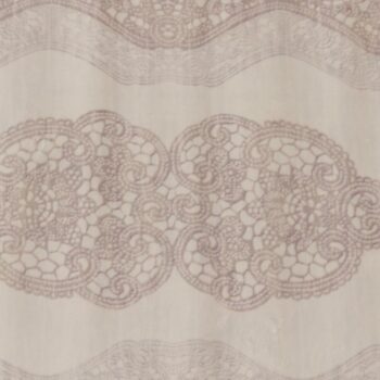 Doprajte svojej podlahe hebunkú prikrývku. Doprajte jej koberec LARIMER, vyrobený zo 100% polyesteru. Precízne prepracovaný vzor v podobe čipky prinesie do Vášho domu či bytu romantiku a čaro. Jemné tóny krémovej farby jednoducho vedia urobiť svoje a dokonalý dizajn dotvárajú šantivé strapce.…