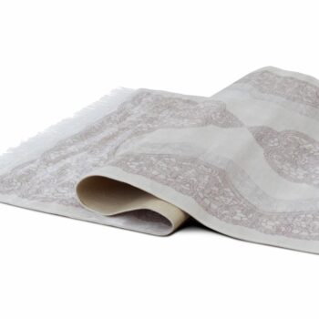 Doprajte svojej podlahe hebunkú prikrývku. Doprajte jej koberec LARIMER, vyrobený zo 100% polyesteru. Precízne prepracovaný vzor v podobe čipky prinesie do Vášho domu či bytu romantiku a čaro. Jemné tóny krémovej farby jednoducho vedia urobiť svoje a dokonalý dizajn dotvárajú šantivé strapce.…