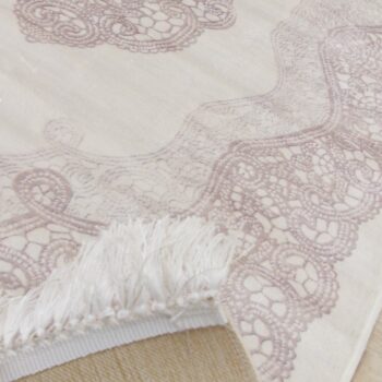 Doprajte svojej podlahe hebunkú prikrývku. Doprajte jej koberec LARIMER, vyrobený zo 100% polyesteru. Precízne prepracovaný vzor v podobe čipky prinesie do Vášho domu či bytu romantiku a čaro. Jemné tóny krémovej farby jednoducho vedia urobiť svoje a dokonalý dizajn dotvárajú šantivé strapce.…