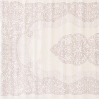 Doprajte svojej podlahe hebunkú prikrývku. Doprajte jej koberec LARIMER, vyrobený zo 100% polyesteru. Precízne prepracovaný vzor v podobe čipky prinesie do Vášho domu či bytu romantiku a čaro. Jemné tóny krémovej farby jednoducho vedia urobiť svoje a dokonalý dizajn dotvárajú šantivé strapce.…