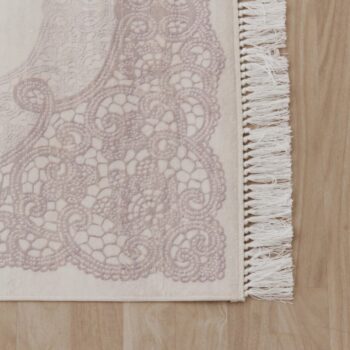 Doprajte svojej podlahe hebunkú prikrývku. Doprajte jej koberec LARIMER, vyrobený zo 100% polyesteru. Precízne prepracovaný vzor v podobe čipky prinesie do Vášho domu či bytu romantiku a čaro. Jemné tóny krémovej farby jednoducho vedia urobiť svoje a dokonalý dizajn dotvárajú šantivé strapce.…
