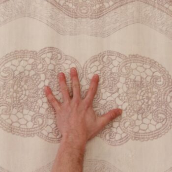 Doprajte svojej podlahe hebunkú prikrývku. Doprajte jej koberec LARIMER, vyrobený zo 100% polyesteru. Precízne prepracovaný vzor v podobe čipky prinesie do Vášho domu či bytu romantiku a čaro. Jemné tóny krémovej farby jednoducho vedia urobiť svoje a dokonalý dizajn dotvárajú šantivé strapce.…