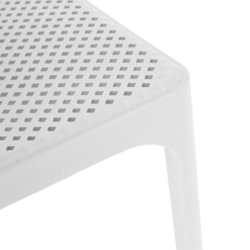 Predstavujeme vám záhradnú stoličku Larka v elegantnej bielej farbe, ktorá je ideálnym doplnkom pre vašu záhradu či terasu. Táto stolička je navrhnutá s dôrazom na moderný vzhľad a praktickosť, čo ju robí skvelou voľbou pre každého, kto hľadá funkčný a esteticky príjemný…