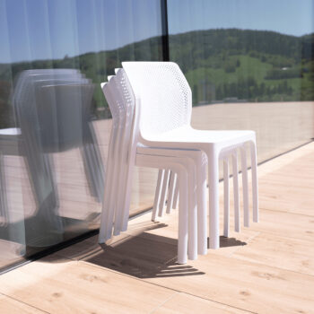 Predstavujeme vám záhradnú stoličku Larka v elegantnej bielej farbe, ktorá je ideálnym doplnkom pre vašu záhradu či terasu. Táto stolička je navrhnutá s dôrazom na moderný vzhľad a praktickosť, čo ju robí skvelou voľbou pre každého, kto hľadá funkčný a esteticky príjemný…