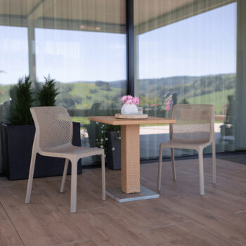 Predstavujeme vám záhradnú stoličku Larka v elegantnej sivohnedej farbe (taupe), ktorá je ideálnym doplnkom pre vašu záhradu či terasu. Táto stolička je navrhnutá s dôrazom na moderný vzhľad a praktickosť, čo ju robí skvelou voľbou pre každého, kto hľadá funkčný a esteticky…