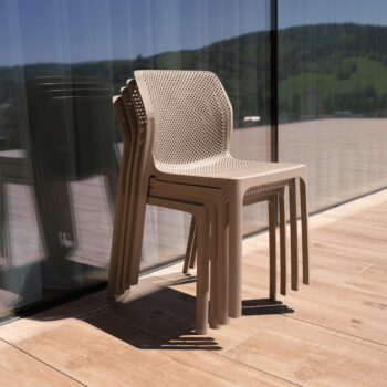 Predstavujeme vám záhradnú stoličku Larka v elegantnej sivohnedej farbe (taupe), ktorá je ideálnym doplnkom pre vašu záhradu či terasu. Táto stolička je navrhnutá s dôrazom na moderný vzhľad a praktickosť, čo ju robí skvelou voľbou pre každého, kto hľadá funkčný a esteticky…