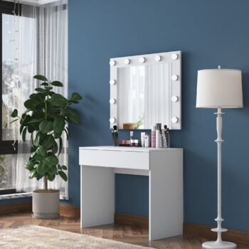 Toaletný stolík LATINO – Elegantný škandinávsky dizajn pre vašu spálňuToaletný stolík LATINO je dokonalým doplnkom do každej spálne. Vďaka modernému škandinávskemu štýlu, čistým líniám a bielej farbe prináša do vášho interiéru eleganciu a praktickosť. Je navrhnutý pre maximálne pohodlie a ideálnu organizáciu.Hlavné vlastnosti:Typ tovaru: toaletný stolík so zrkadlomRozmer: 76.8 x 90 x 45 cmFarba: bielaMateriál: melamín, VT laminátHrúbka materiálu: 18 mmVybavenie: 1 zásuvka a zrkadloŠtýl: škandinávskyTvar: obdĺžnikovýPočet osôb: pre jednéhoDodatočné informácie: dodávame v demonteToaletný stolík LATINO je vybavený priestrannou zásuvkou, ktorá poskytuje dostatok miesta na uloženie kozmetiky, šperkov alebo iných drobností. Veľké zrkadlo zaisťuje komfortný priestor pre každodennú starostlivosť o váš vzhľad.Kvalitné materiály, ako melamín a VT laminát, zaisťujú odolnosť voči opotrebovaniu a jednoduchú údržbu. Vďaka obdĺžnikovému tvaru sa stolík hodí aj do menších priestorov, kde efektívne využije dostupné miesto. Dodávame v demontovanom stave s jednoduchým návodom na zostavenie.Objednajte si toaletný stolík LATINO ešte dnes a vytvorte si svoj vlastný kozmetický kútik, ktorý je štýlový, funkčný a pohodlný!